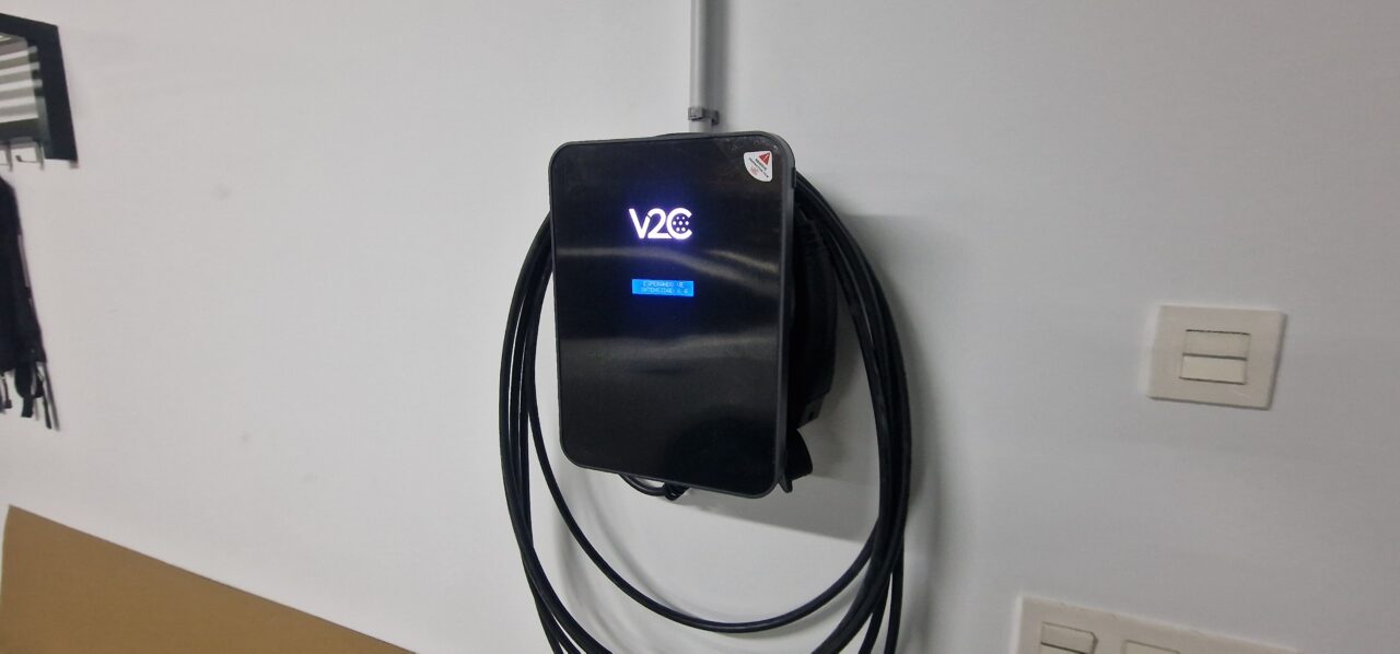 Cargador V2C Trydan instalado en pared con la manguera Tipo 2 recogida