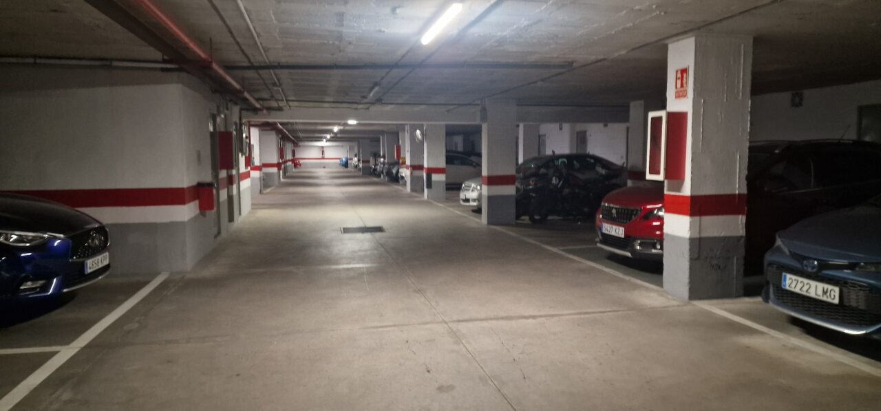 Garaje comunitario con plazas de aparcamiento donde instalar puntos de recarga