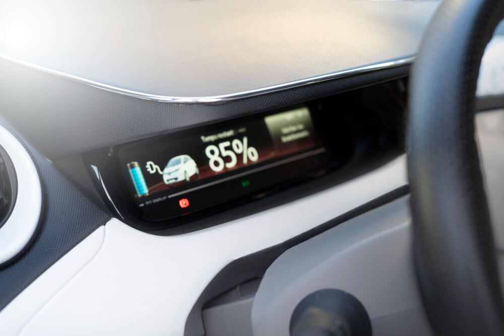 Pantalla interior de un coche eléctrico mostrando el nivel de batería recargada al 85%