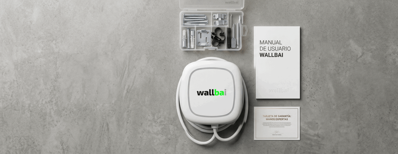 Cargador de coche eléctrico con su manual de usuario, tarjeta de garantía y kit de montaje