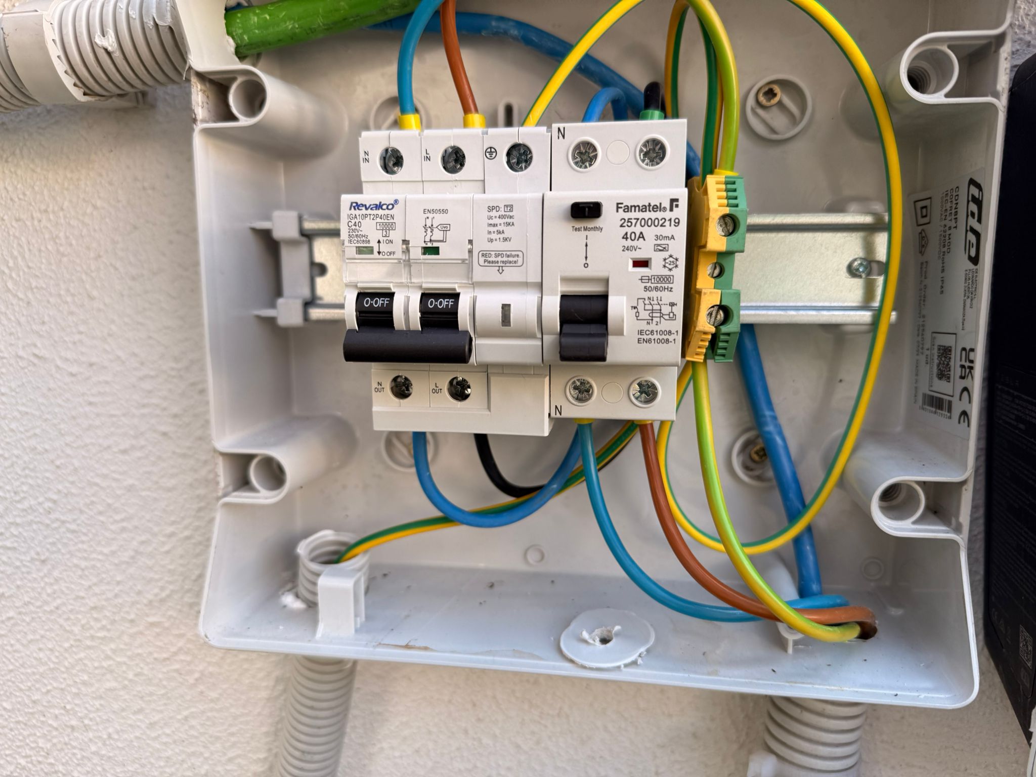 Cuadro de protecciones de un punto de recarga con magnetotérmico, protector de sobretensiones y diferencial de 40 A y 30 mA