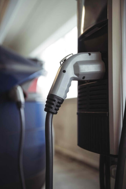 Detalle de conector Tipo 2 para carga de vehículo eléctrico en Wallbai
