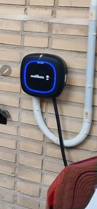 Wallbox Pulsar Plus negro instalado en pared de garaje doméstico