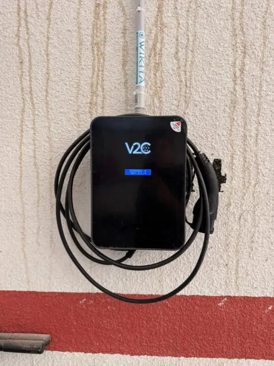 Cargador coche eléctrico en casa instalado en pared de garaje doméstico