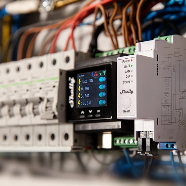 Shelly Pro EM-50 instalado en carril DIN dentro del cuadro eléctrico