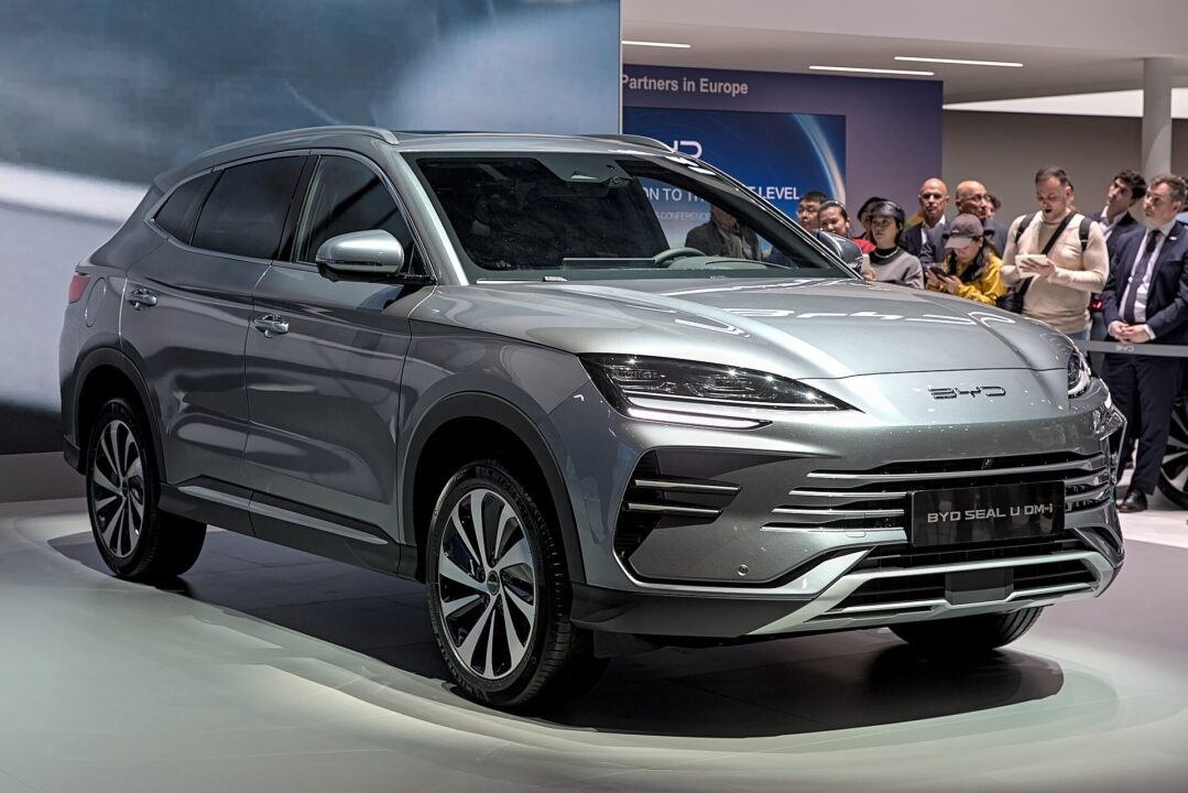 BYD Seal U DM-i, híbrido enchufable PHEV, vista frontal derecha