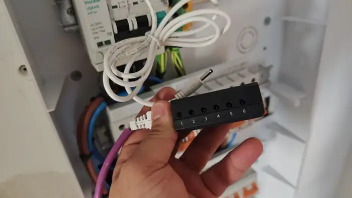 ControlBOX V2C de 6 entradas incluido de serie con el cargador V2C Trydan, montado en el cuadro eléctrico