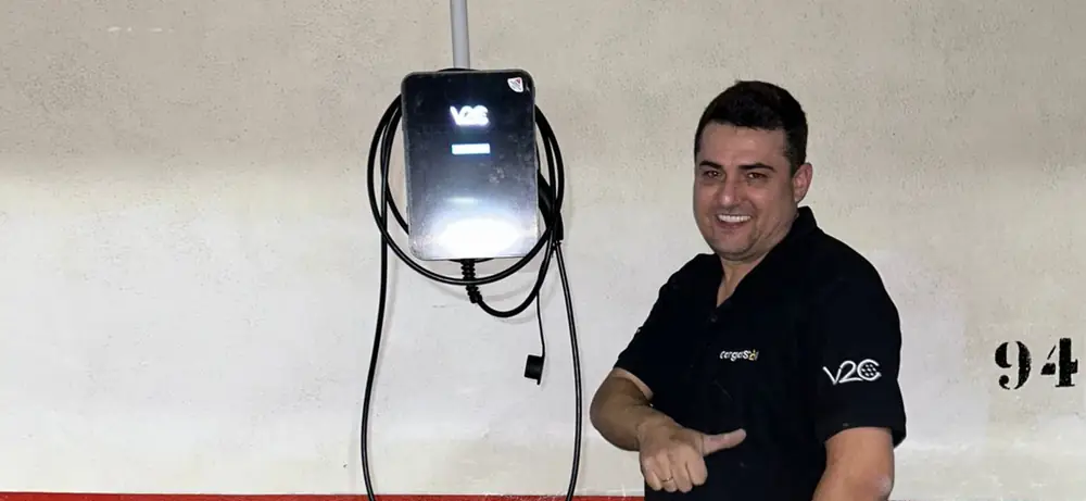 Instalación de un cargador V2C Trydan con protecciones montado en pared por el equipo de Wallbai