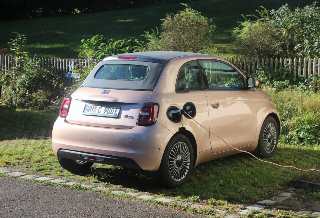 Fiat 500e eléctrico conectado a un punto de recarga