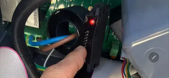 Detector de fugas de corriente continua de 6 mA del V2C Trydan instalado, con el LED de funcionamiento encendido