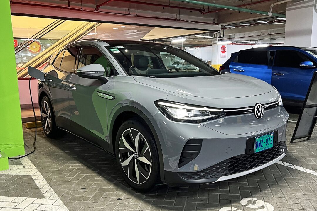 Volkswagen ID.4 conectado a un cargador de coche eléctrico